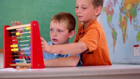 两个男孩在学校用算盘计数