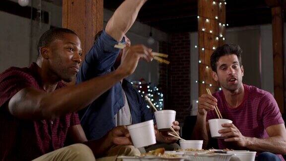 三个男性朋友边吃中餐边看电视拍摄于R3D