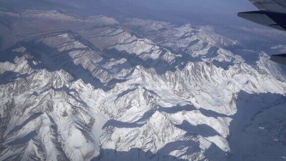 高加索山脉晴天鸟瞰图