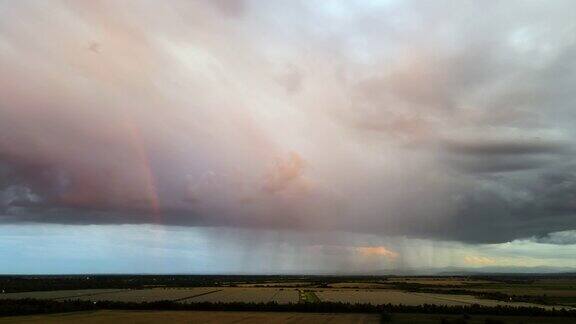 在雷暴期间农田上空乌云形成的景象
