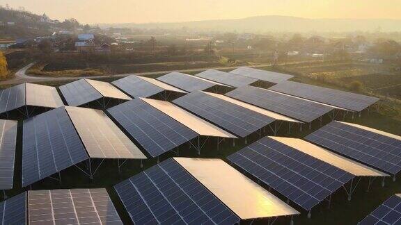 大型可持续发电厂鸟瞰图一排排太阳能光伏电池板用于生产清洁的生态电能零排放的可再生电力