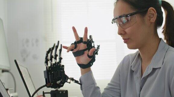 开发工程师在一个研究实验室与机器人的手运动
