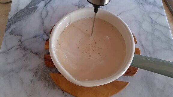 早上拿铁咖啡的泡沫植物牛奶
