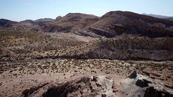 沙漠中参差不齐的红色岩层的顶部