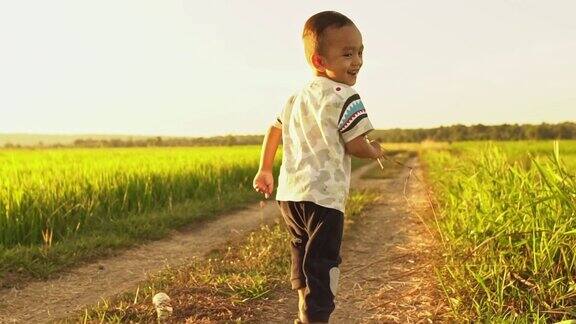 小男孩在夕阳下一起奔跑