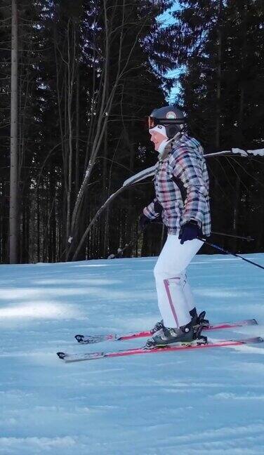 一个女人滑下滑雪坡的追踪镜头