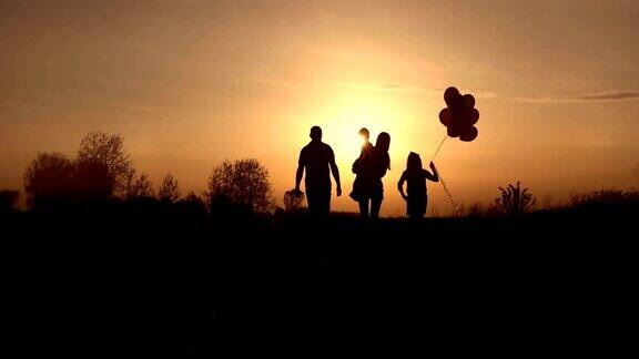 幸福家庭看日落的剪影