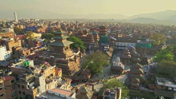 无人机视角移动到巴德岗杜巴广场尼泊尔