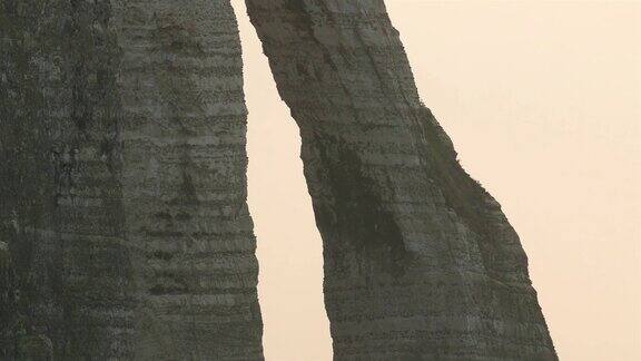 近距离观察埃特尔塔悬崖的岩石结构