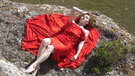 在阳光下晒红衣服的奢华女人