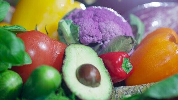 以彩色西兰花和鳄梨为中心的新鲜健康有机蔬菜的组成