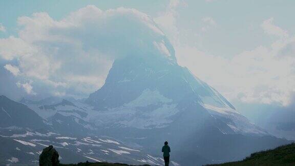 在马特洪峰附近的瑞士阿尔卑斯山徒步旅行的女人