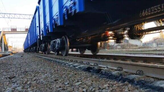 近钢轮的火车沿着铁路和运输工业产品摄像机追踪着经过乡村的工业机车和货车货物运输或交付概念