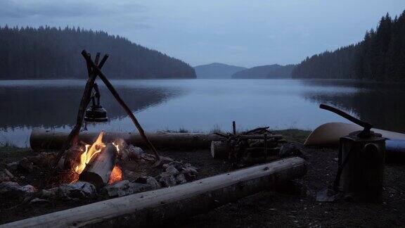 在湖边露营在蓝色的时间里点燃篝火