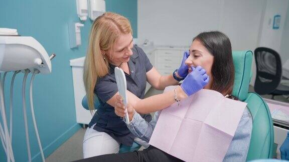 女牙医在牙科诊所检查病人和规定治疗方法