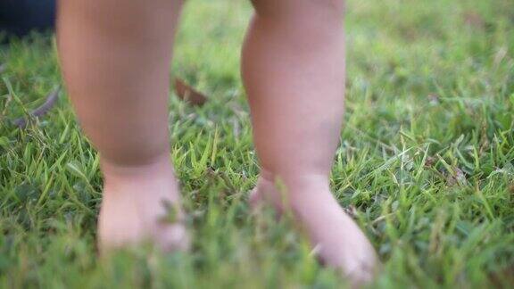 SLOMO宝宝第一次与妈妈踏在草地上