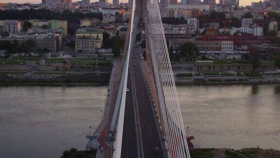 桥的鸟瞰图维斯瓦河和远处华沙的地平线