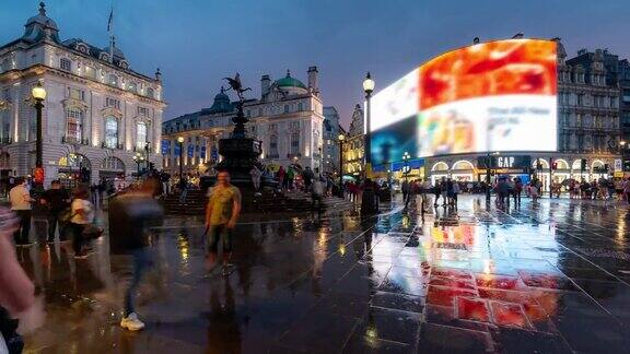 慢镜头:英国伦敦市中心皮卡迪利广场晚上的行人通勤人群