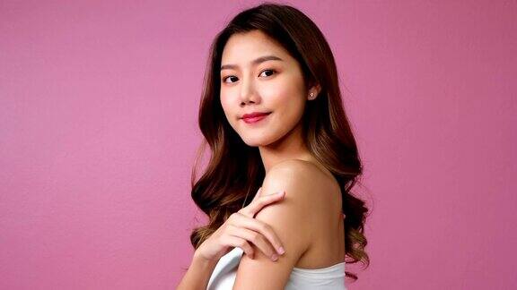 美丽的年轻亚洲女人短发与干净新鲜的皮肤面部护理面部治疗美容美丽和健康的皮肤和化妆品理念概念女性美丽皮肤孤立亚洲女性幸福的粉红色背景