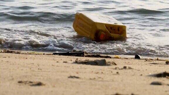 沙滩上的塑料瓶垃圾