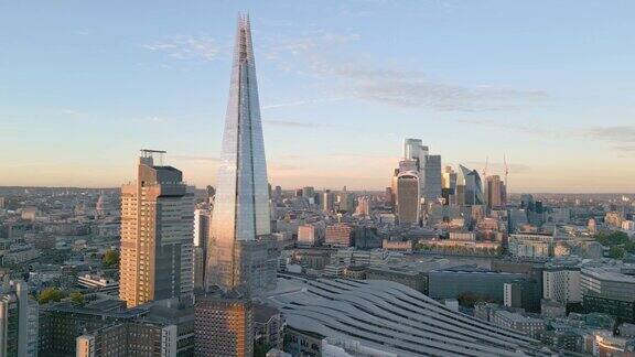 日落时分伦敦市中心和碎片大厦的鸟瞰图