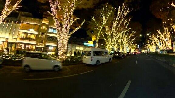 在东京表参道的冬夜照明中开车
