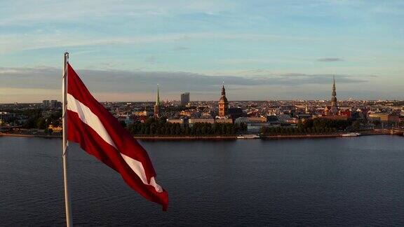 巨大的拉脱维亚国旗迎风飘扬背景是里加的老城
