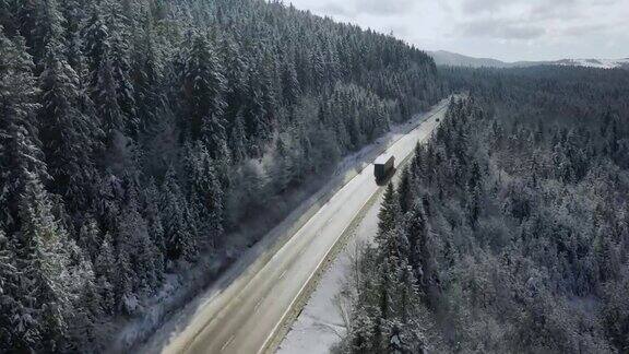 喀尔巴阡山脉冬季公路鸟瞰图
