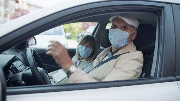 新冠肺炎大流行期间快乐的老年夫妇开车