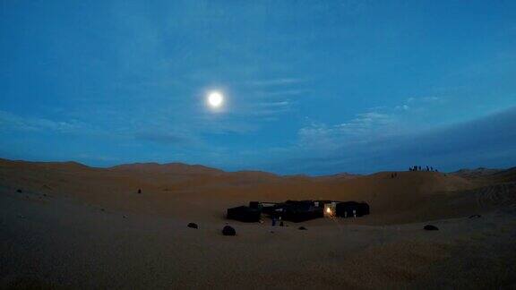 沙漠之夜沙漠营地的景色满月