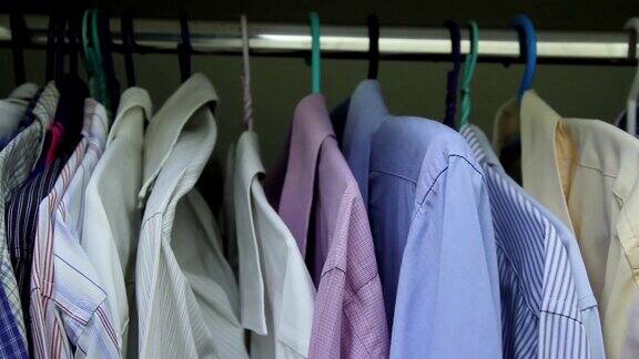 许多男士衬衫挂在衣柜里