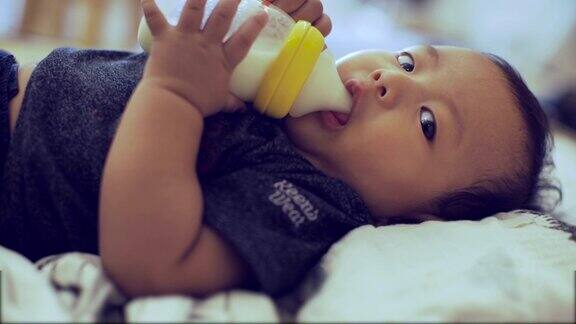 婴儿用奶瓶进食