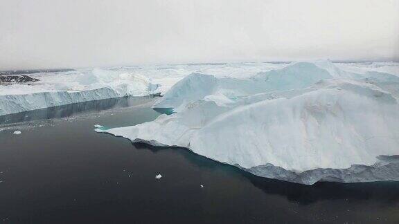 北极冰山格陵兰岛在北冰洋