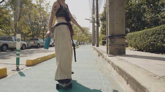 在城里玩滑板的亚洲潮女