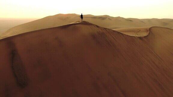 拂晓时分穿过沙丘