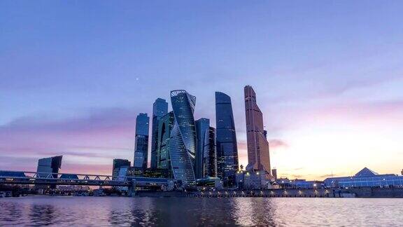 莫斯科商业中心和日落时的蓝天俄罗斯