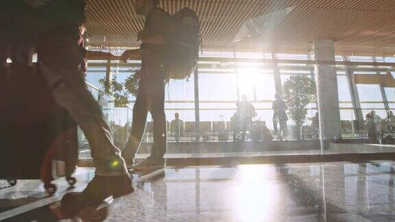 阳光透过大玻璃窗照射在机场候机楼里的乘客