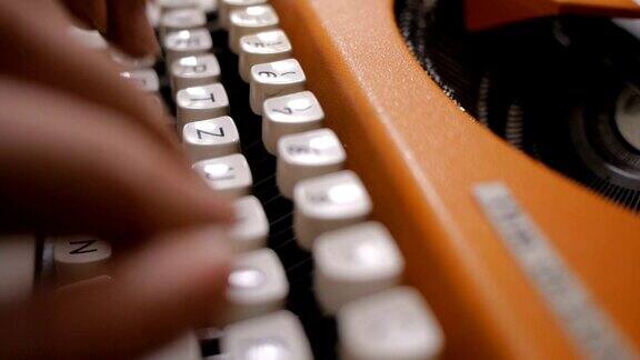 用老式老式打字机打字