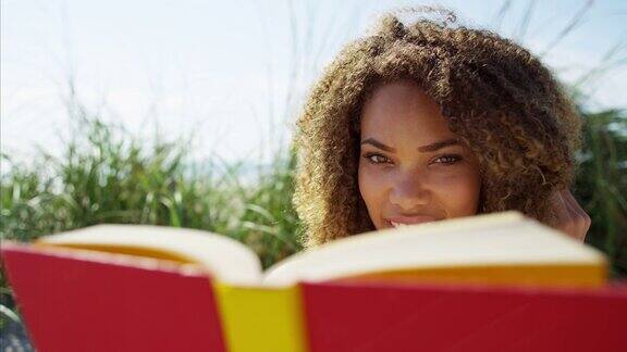 放大的非裔美国女性阅读肖像