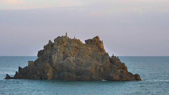 大海中央的一座大山岩石