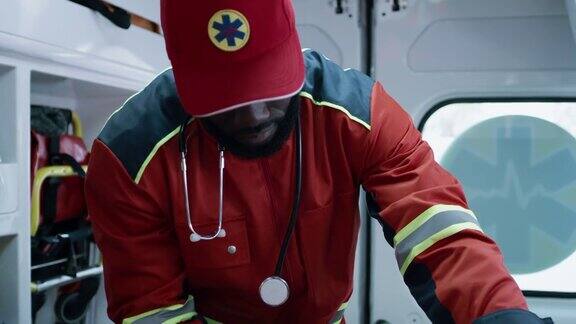 黑人护理人员在救护车里使用除颤器