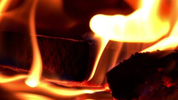木火炉中燃烧的木头的火焰