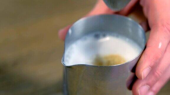 咖啡师煮咖啡把浓缩咖啡倒进牛奶罐里特写镜头
