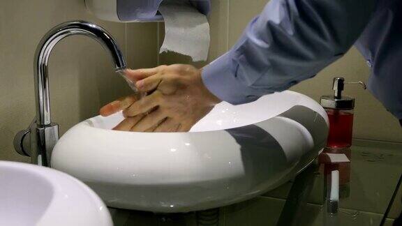 商人在厕所洗手