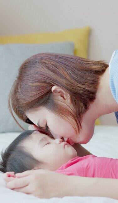 宝宝睡着了妈妈在接吻