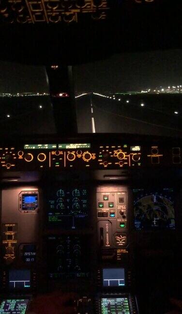 夜间飞机起飞时驾驶舱的全高清垂直镜头