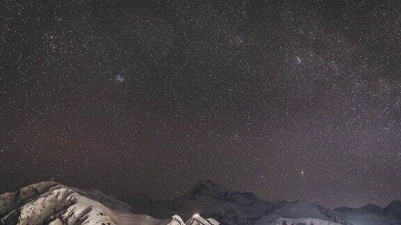 Stepantsminda格鲁吉亚哈萨克雪峰上的冬夜繁星满天美丽的夜晚格鲁吉亚冬季景观