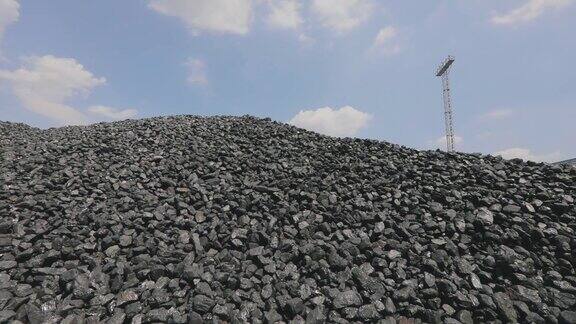 企业里一堆堆焦炭仓库中的炼焦煤焦炉煤炭仓库在企业