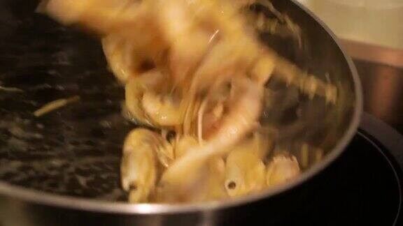 用油和香料在平底锅中慢动作煎虾