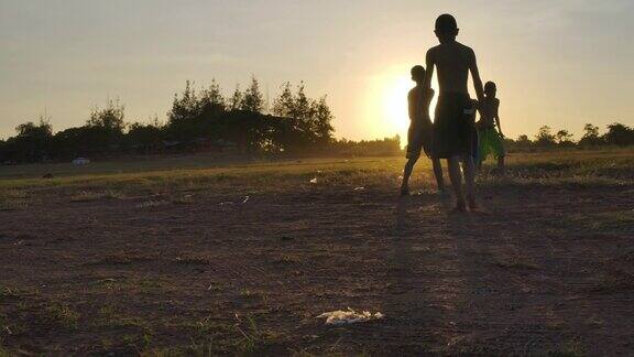 日落时分农村的孩子们在踢足球慢动作